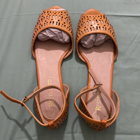 Restricted flat leather sandals in good condition - Picture 3 of 6